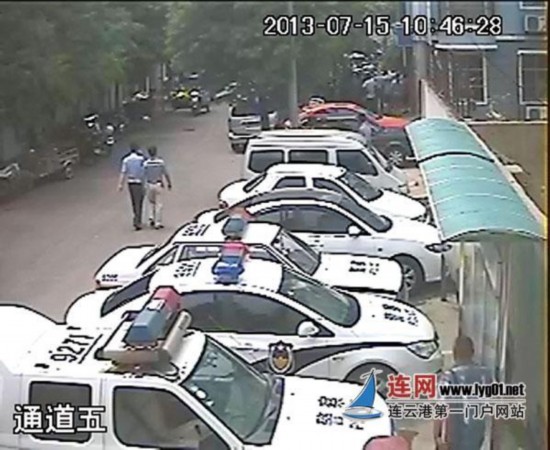 连云港警方监控证明:男子交警大队被打身亡不