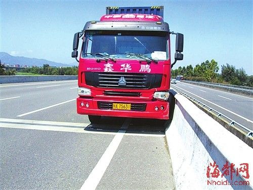 货车司机猝死前稳住车救下8岁儿子