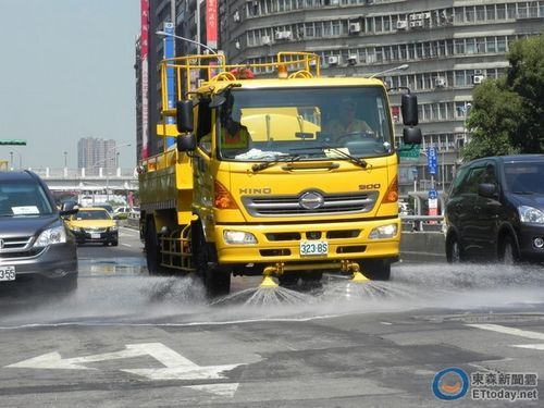 台北路面温度飙到60度高温市府出动洒水车降温