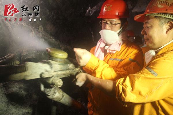 省总工会领导给辰州矿业冶炼员工送清凉