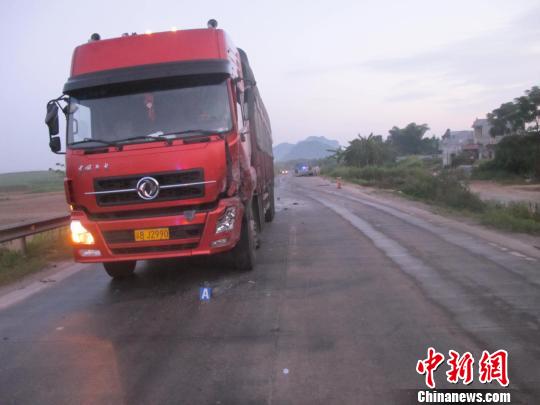 发生相撞事故后的大货车。　覃世国　摄
