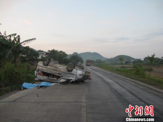 发生相撞事故后，客车翻覆，造成车上2人当场死亡，11人受伤。　覃世国　摄