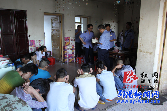 执法人员采取强制进入,抓获10名涉嫌传销人员;在陶家冲12中隔壁的民房