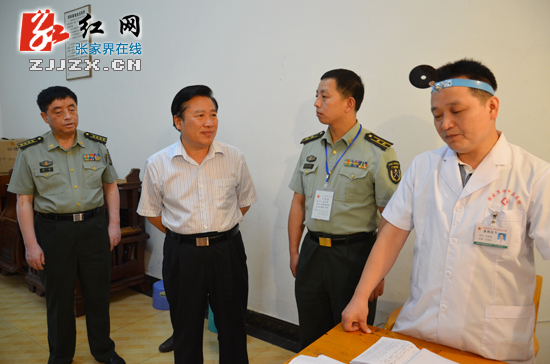 杜芳禄检查指导征兵体检情况