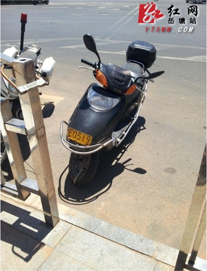 无证驾驶套牌车被抓欲“塞烟”私了 交警拒私情