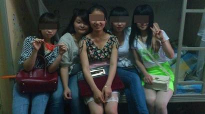 王爱玲（左二）生前与同学合影。