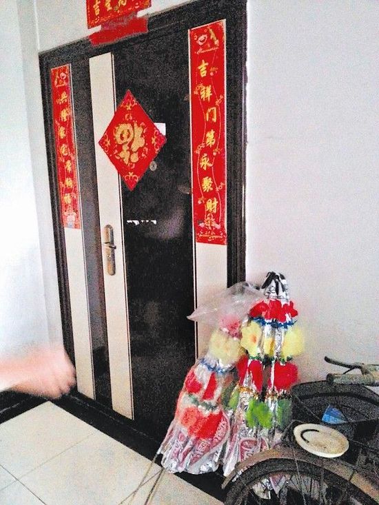 武汉一业委主任家门现花圈 居民怀疑物业所为