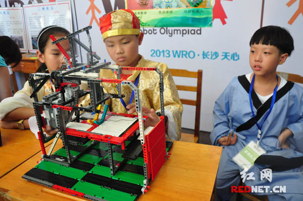通过马达、齿轮传动工作的缝纫机器人。