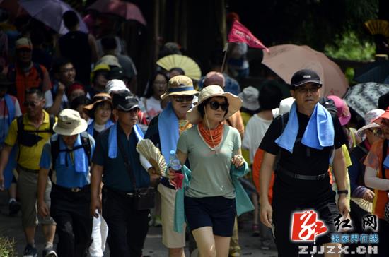 武陵源核心景区迎来暑期旅游高峰（组图）