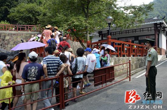 武陵源核心景区迎来暑期旅游高峰（组图）