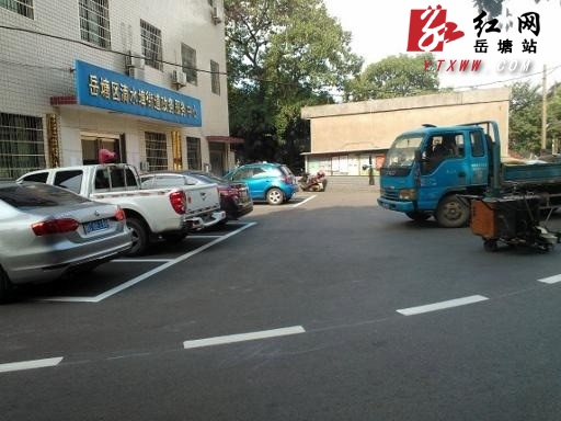 岳塘区小街小巷道路交通标识线设置工作全面展开