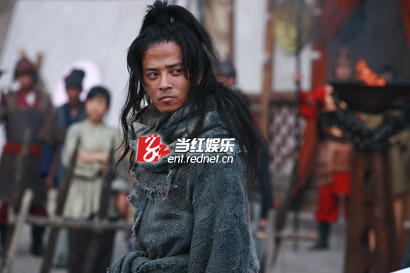 连续高温戴头套浓妆拍摄，陈晓东皮肤过敏。