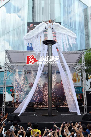 杨丞琳登10米高台献唱《天使之翼》
