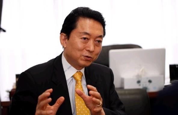 日本前首相鸠山由纪夫在接受采访