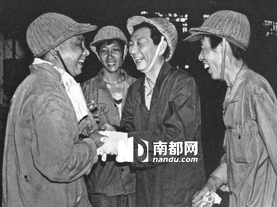 1988年7月9日，朱镕基考察上钢三厂并慰问战高温工人。