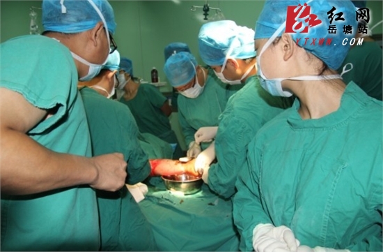 赶猪人被撞入滚烫潲水锅（续）：顺利进行第一次手术