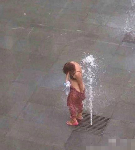 网曝北京街头喷泉现搓澡大妈 自备搓澡工具1_社会万象_光明网