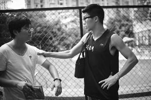 救生员小杨（右）向记者模拟了当时劝架的肢体动作，称绝对没有故意将小霖的头按入水中。