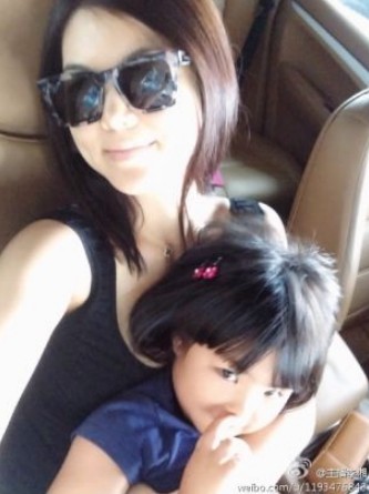 [<em>视频</em>]李湘带女游玩 <em>齐刘海</em>长发漂亮似妈妈_红
