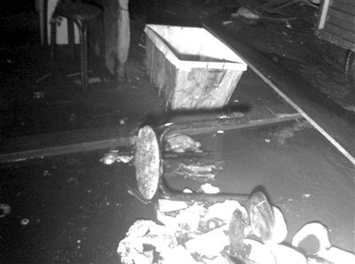 两食客雨夜路边吃麻辣烫 遭电击致1死1伤(图)