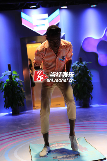 刚果选手露比华仔正在挑咱跑步计数器