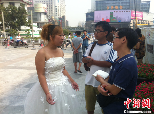 “可可”是河南南阳人,13日是她的20岁生日,她想通过这种方式让大众了解,艾滋病人也可以有婚育权。 曹铮 摄