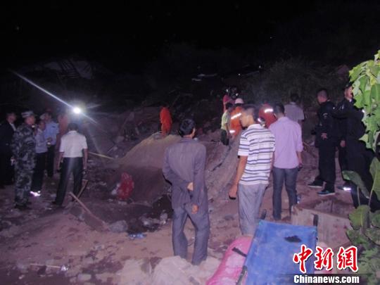 消防、医护人员正在现场展开救援。 何银川 摄