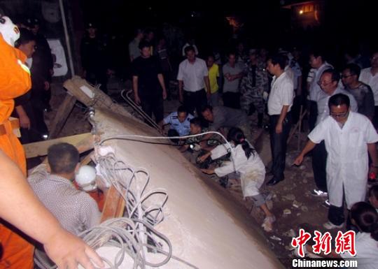 消防、医护人员正在现场展开救援。 何银川 摄