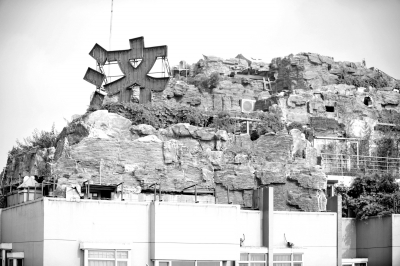 “楼顶别墅”的假山群。京华时报记者陶冉摄