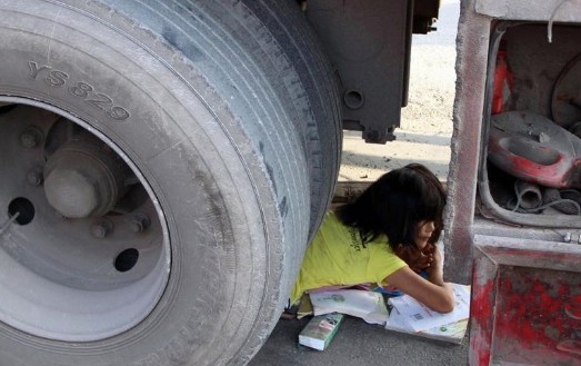 [视频]11岁女孩遭卡车卷入车轮下镇静等救援