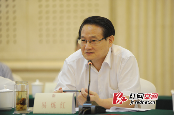 湖南省委常委,长沙市委书记易炼红在会上讲话.