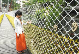 吊桥悬挂的“爱心盐”遭窃。联合报图