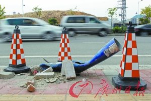 轿车撞路灯柱后追尾大巴致5死1伤(图)