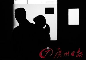 轿车撞路灯柱后追尾大巴致5死1伤(图)