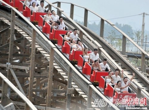 武汉12对新人以85千米时速坐过山车结婚(图)