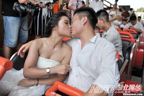 武汉12对新人以85千米时速坐过山车结婚(图)
