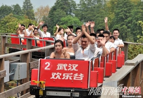 武汉12对新人以85千米时速坐过山车结婚(图)