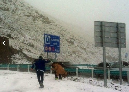 人们兴奋地打起雪仗(微博截图)