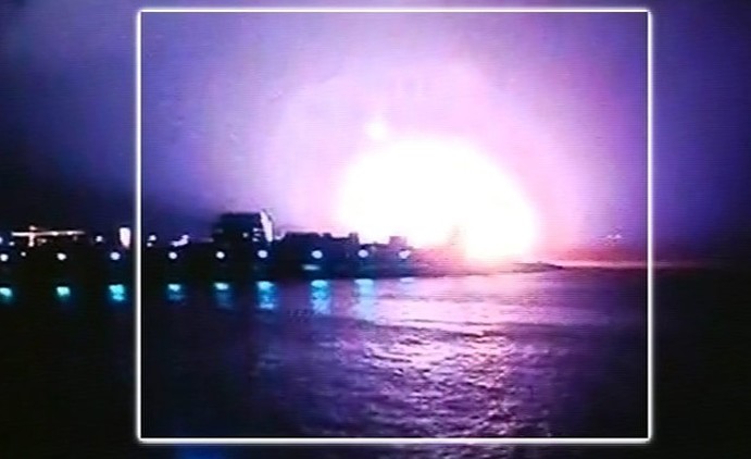 据美联社14日报道，印度海军称，一艘载有18名士兵的潜水艇在孟买基地着火并沉没。