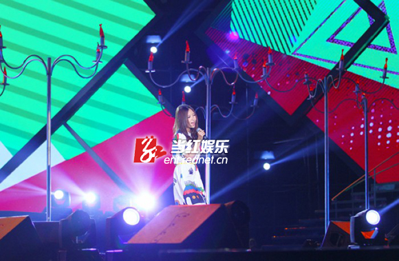 刘美麟首次在户外进行现场演唱