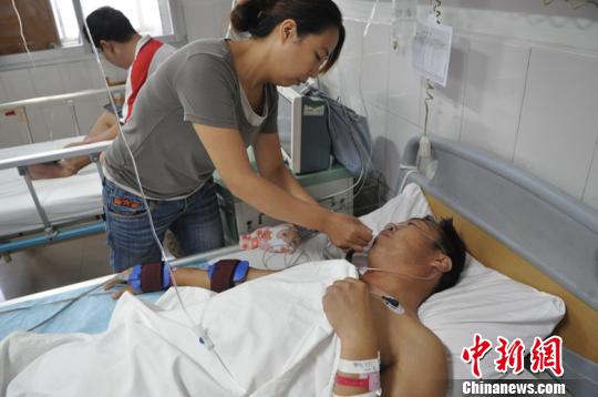 刘艳艳正在照顾哥哥刘绍彦 董晓斌 摄