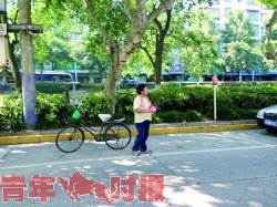 母亲心疼儿子上班停车难 每天骑车占车位(图)