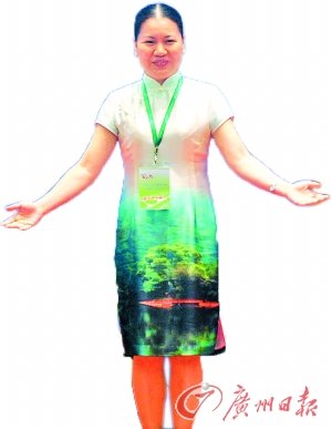 女市长将当地风景穿在身 争夺三亿旅游基金(图)