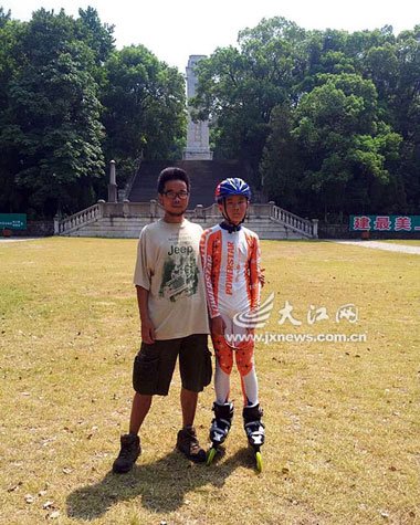 杭州13岁少年高温天踩轮滑去广州上学(图) 