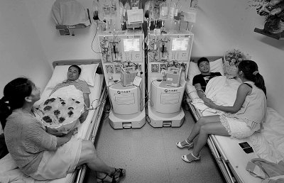 两男子七夕捐骨髓救人 爱人送玫瑰花鼓劲(图)