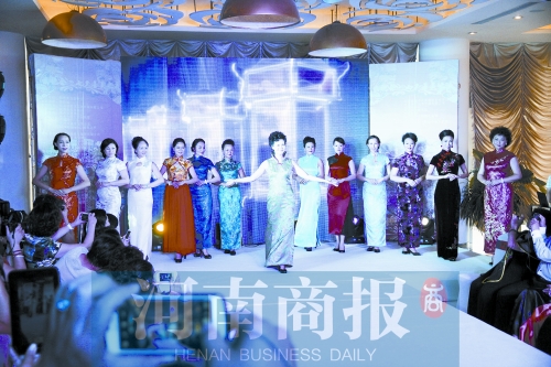 获选“名媛”T台秀