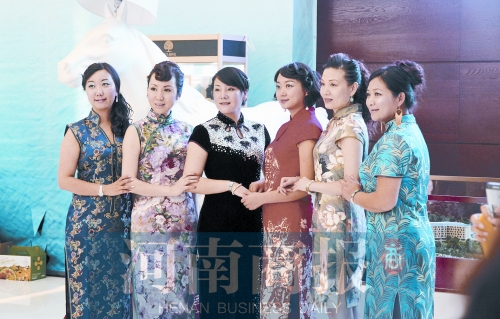 六位旗袍会会员合影留念