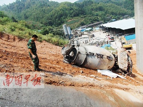 司机边听歌边倒车砼车“摔下”陡坡 车上两人身亡