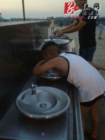 便民惠民 河东沿江风光带安装了8台管道直饮水机