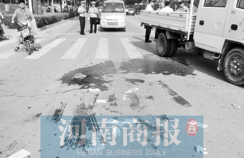 老两口正过马路时,发生了意外。警方正在现场处理事故